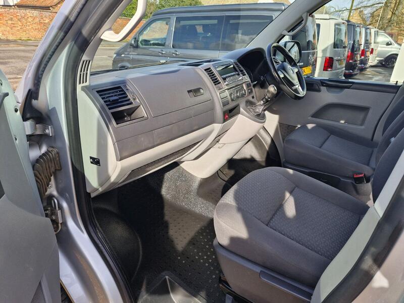 VOLKSWAGEN TRANSPORTER KOMBI