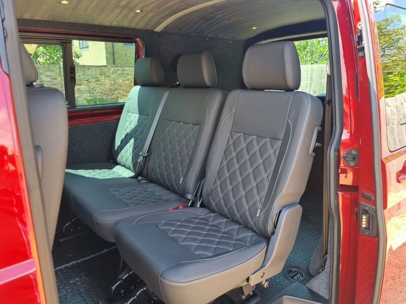 VOLKSWAGEN TRANSPORTER KOMBI
