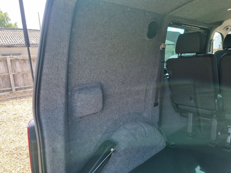 VOLKSWAGEN TRANSPORTER KOMBI