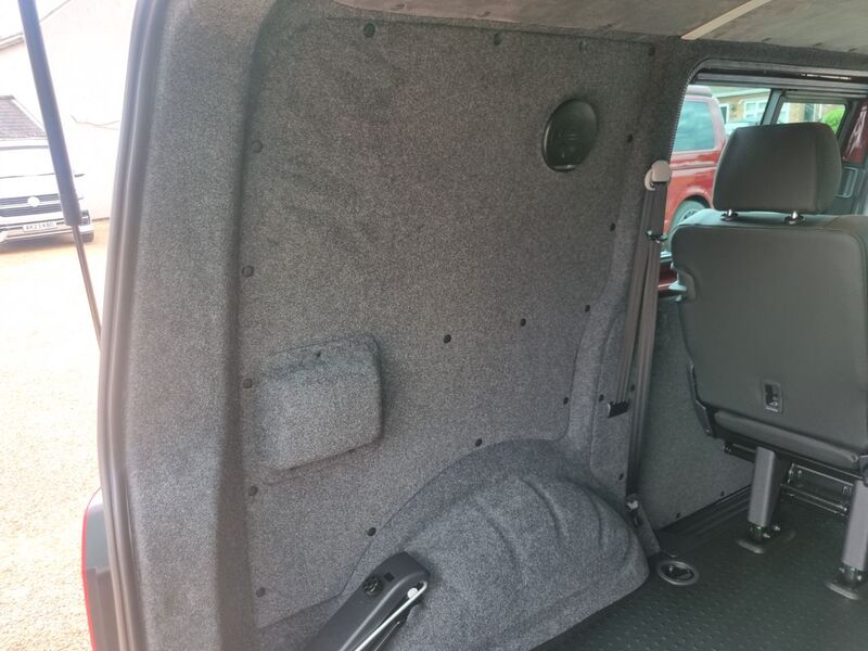 VOLKSWAGEN TRANSPORTER KOMBI