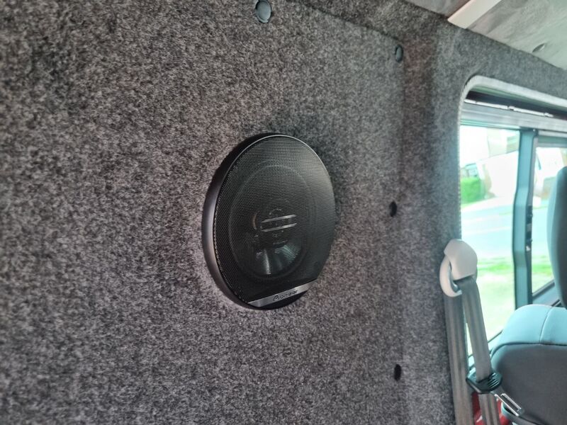 VOLKSWAGEN TRANSPORTER KOMBI