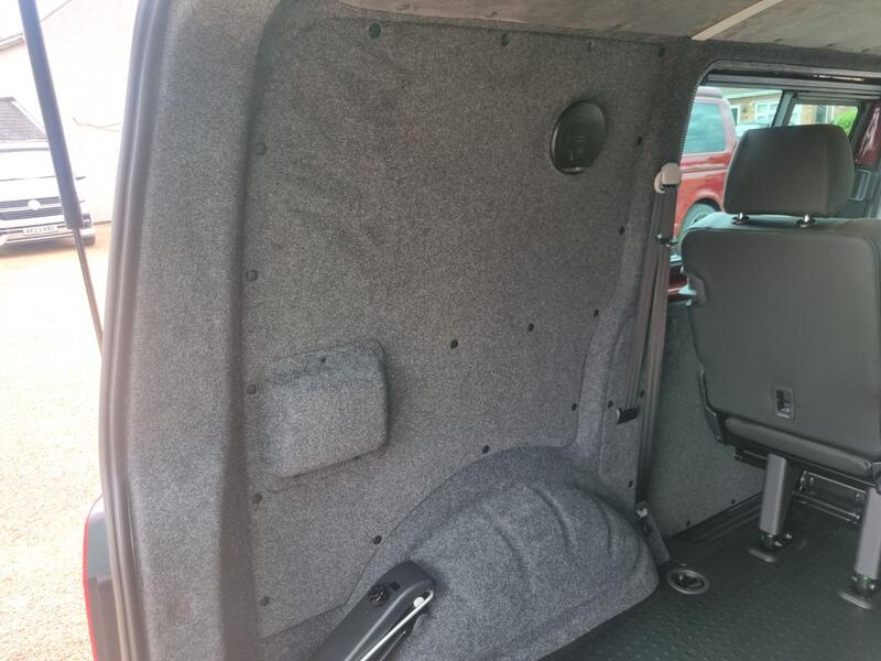 VOLKSWAGEN TRANSPORTER KOMBI