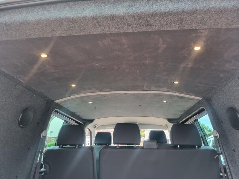VOLKSWAGEN TRANSPORTER KOMBI